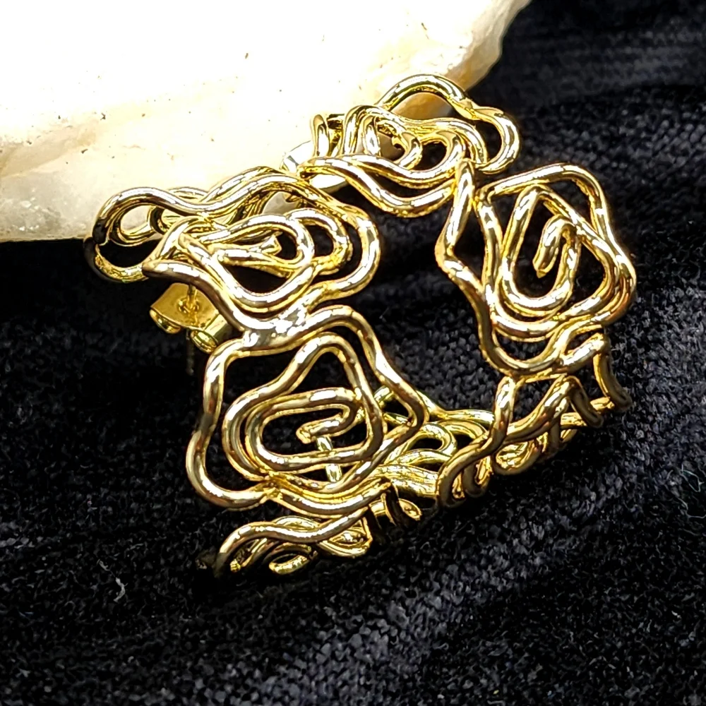 Unique Hoops Rhodium 18 kt Gold Plated Earrings/Studs Floral Design